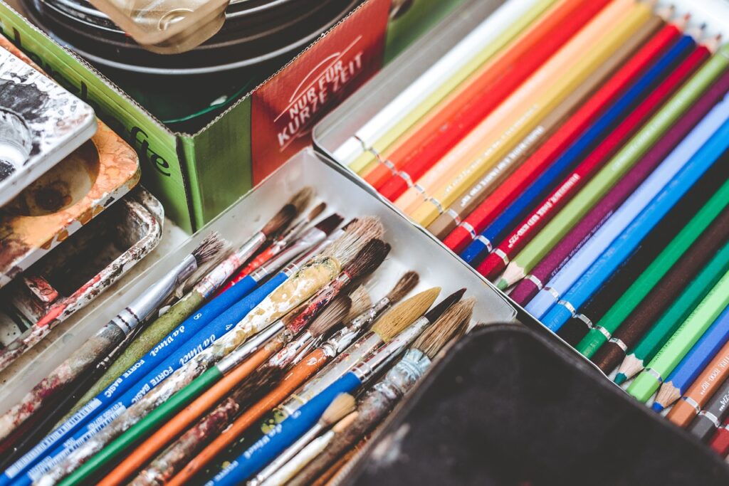Crayons et pinceaux